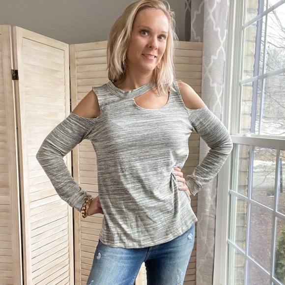 Cold shoulder cut out knit top - Picture 6 of 8